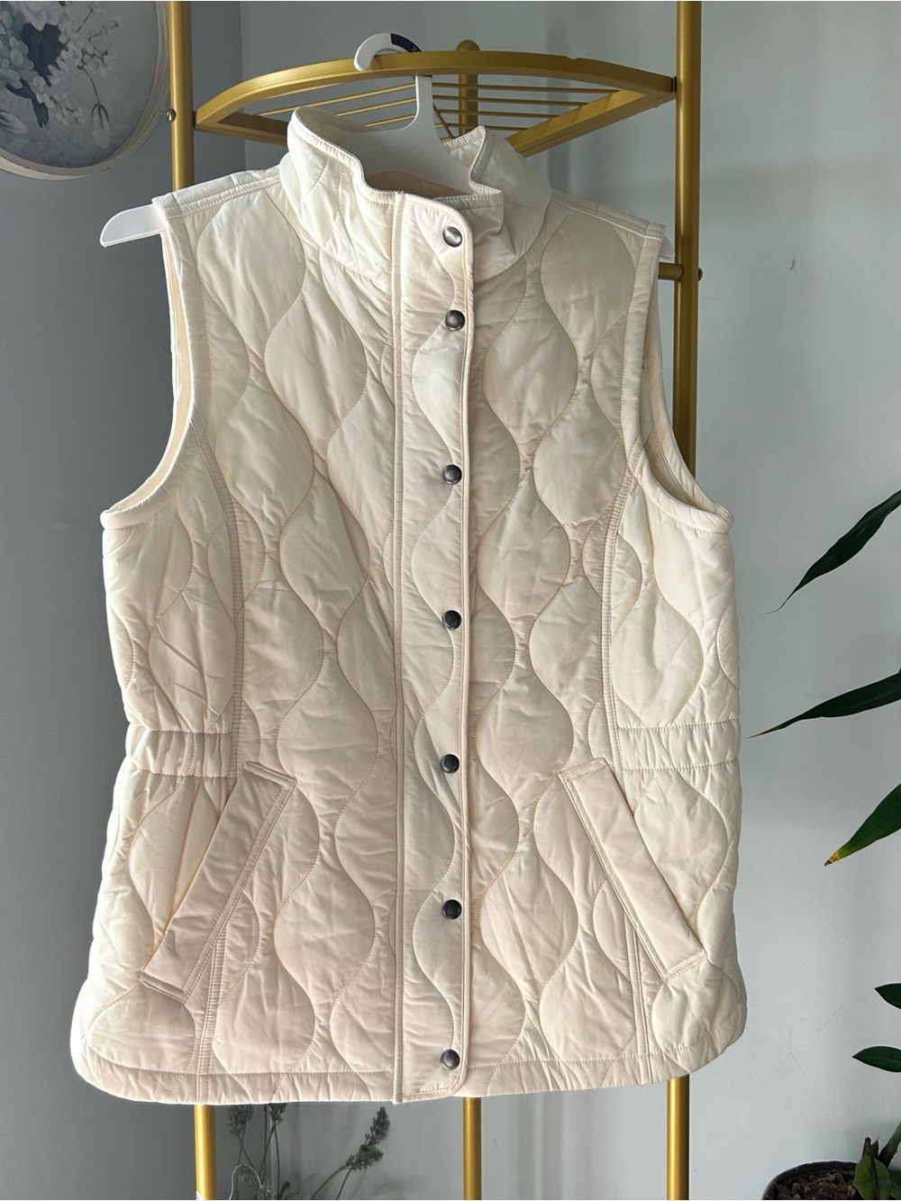 Talbots womenβs coastal Quilted Sleeveless Vest in Cream in size Petite Large